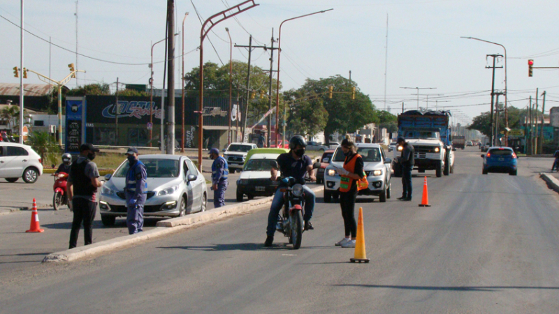 Largas filas de vehículos en los estrictos controles de Resistencia