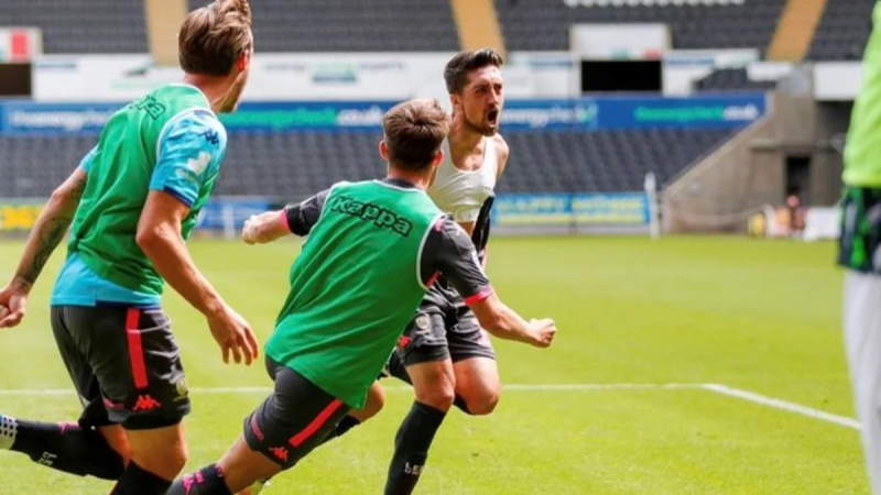 Con un agónico gol el Leeds de Bielsa ganó por la mínima y se acerca a la Premier League