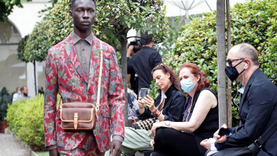 Dolce & Gabbana celebra su primer desfile en la era del COVID con mascarillas