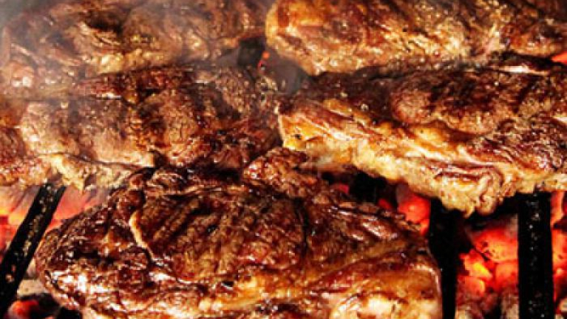 Una comida familiar causó 14 contagios y una muerte por coronavirus