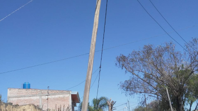 Vecinos denuncian por dos postes en peligro de derrumbe