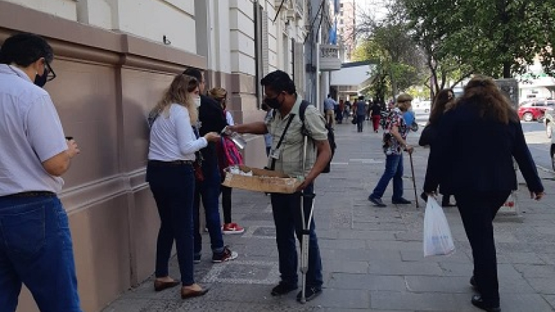 Atenciones que hacen llevadera una espera en la vereda