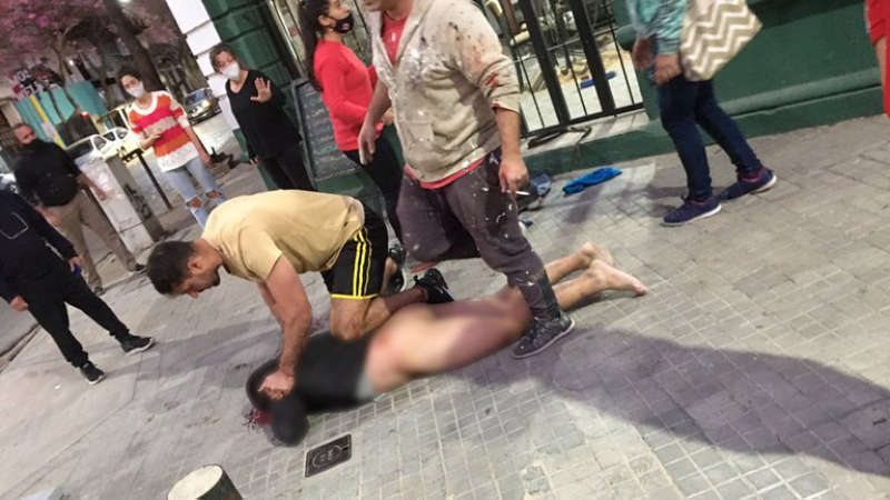 Rosario: golpearon y desnudaron a un ladrón que intentó robarle a una mujer embarazada