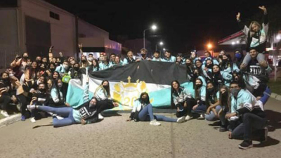 Estudiantes salieron a la calle a festejar sin distanciamiento social
