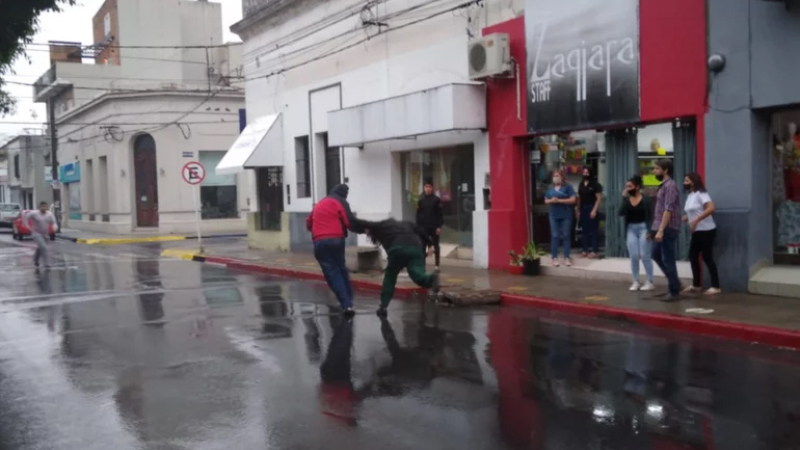Una mujer fue atacada a golpes por su pareja en pleno centro Correntino