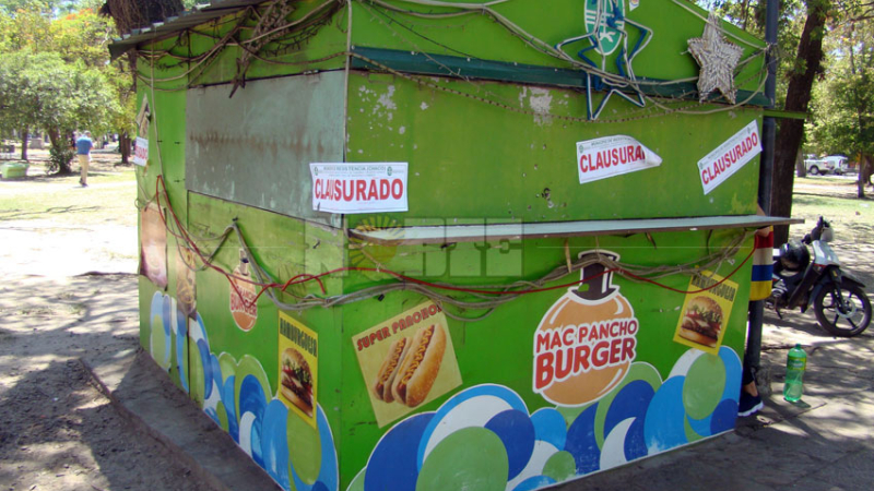 Clausuraron los puestos comerciales de la Plaza 25 de Mayo