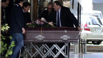 Se entregó uno de los hombres que se fotografió con el cadáver de Maradona