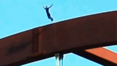 Quiso sumar seguidores saltando de un puente y está grave