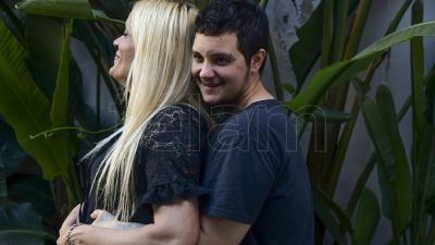 Un varón trans embarazado de cinco meses tendrá un bebé de su pareja, una mujer trans