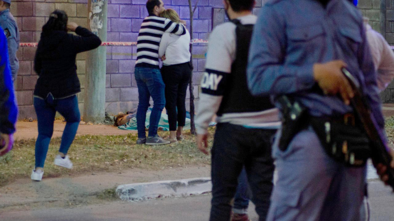 Esperaba el colectivo para visitar a su hijo y fue acribillado de cinco balazos