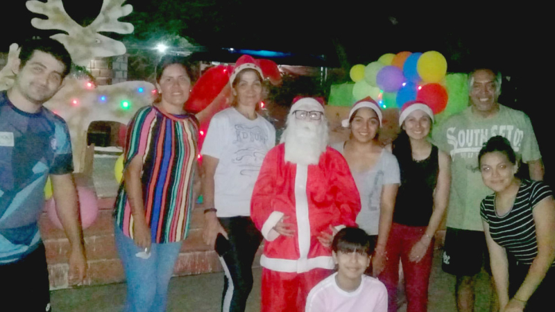 Jóvenes recrean el sentido de Papa Noel y llevan regalos a niños en Los Frentones