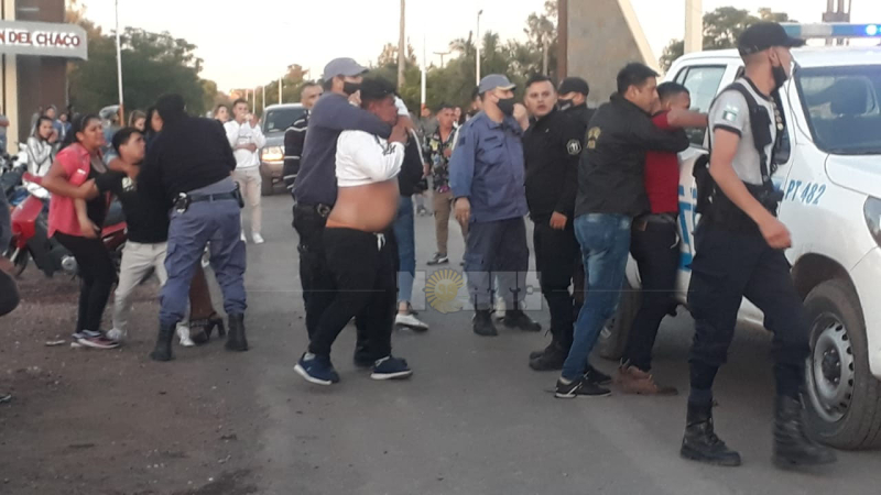 Fiesta en Du Graty terminó con un Comisario herido y jóvenes descontrolados