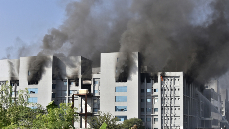 Incendio en la mayor fábrica de vacunas del mundo