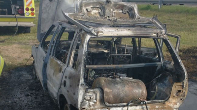 Un automóvil se incendió en la colectora de la ruta 16