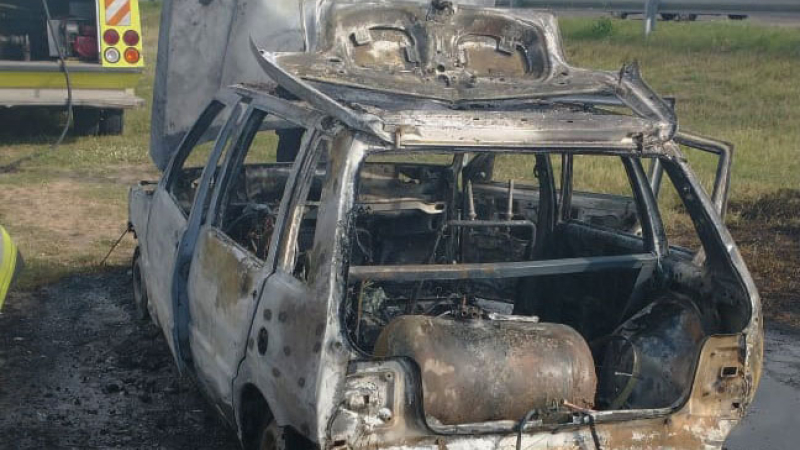 Un automóvil se incendió en la colectora de la ruta 16