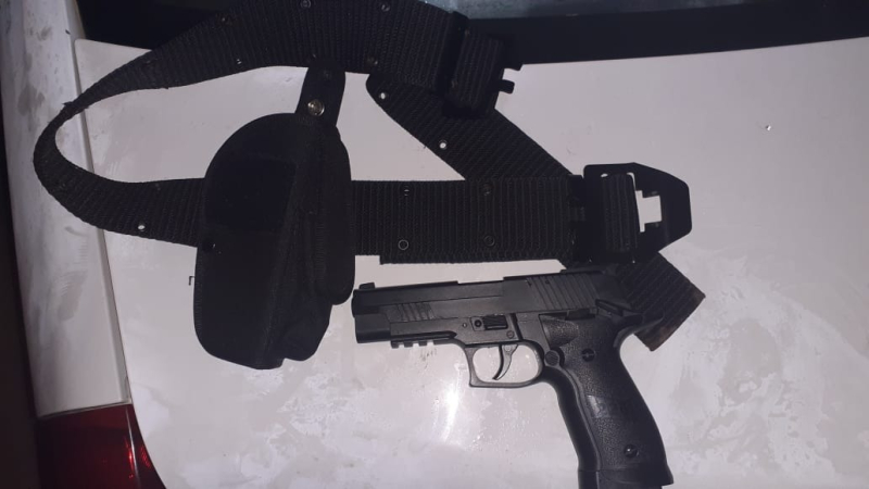 Alarma sanitaria: de fiesta, alcohol y hasta hallaron un arma