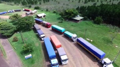 Interceptaron camiones con más de 300 toneladas de soja que eran contrabandeadas a Paraguay