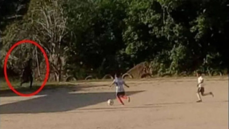 Pánico por la aparición del diablo durante un "picadito" entre nenes en un potrero ?