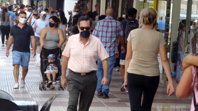 Sostenida baja de contagios pero también caen los testeos