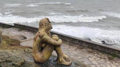Misterio en Mar del Plata por una escultura anónima que apareció frente a la costa