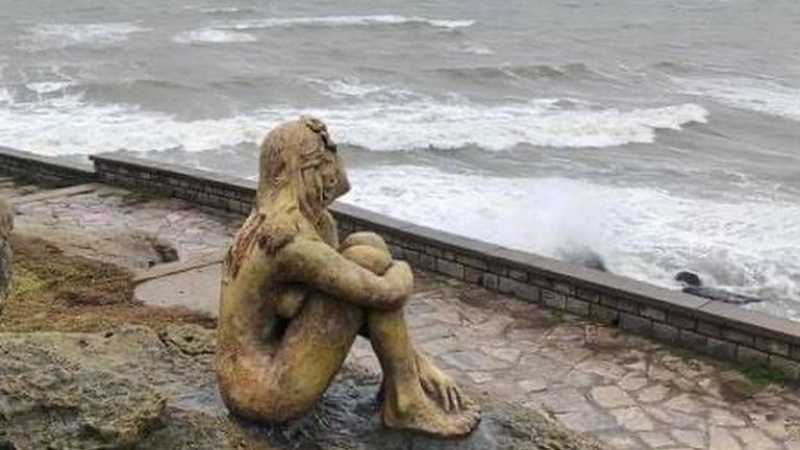 Misterio en Mar del Plata por una escultura anónima que apareció frente a la costa