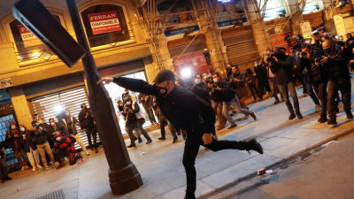 Segunda noche de tensión en España por el encarcelamiento de Pablo Hasél, el rapero condenado por tuitear contra Juan Carlos I