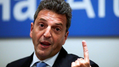 El papá y los suegros de Massa se vacunaron en enero