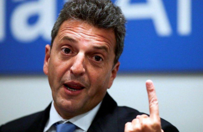 El papá y los suegros de Massa se vacunaron en enero