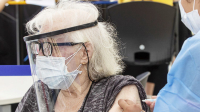 Comienza la inmunización de 14.000 adultos mayores de 80 años