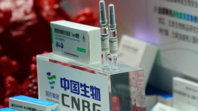 Guardaron 100 vacunas chinas en el freezer de las rusas: evalúan si tienen que tirarlas