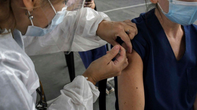Educación confirmó que se suspenden los turnos de vacunación a docentes previstos para mañana