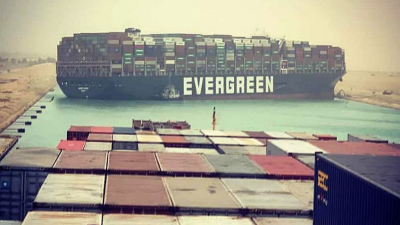 Encalló un buque en el Canal de Suez y compromete el comercio mundial