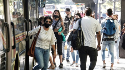Comenzaron los controles por las nuevas restricciones y se concentran en el transporte público