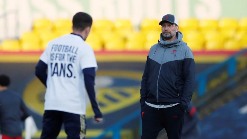 La remeras de Leeds contra la Superliga y la respuesta de Klopp