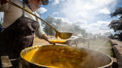 “Cocinar en una olla de 100 litros de locro cuesta unos 20.000 pesos”