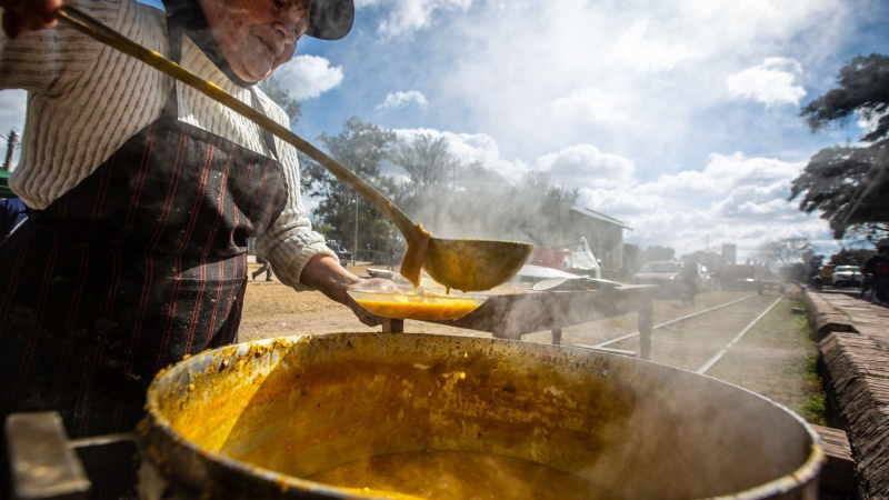 “Cocinar en una olla de 100 litros de locro cuesta unos 20.000 pesos”