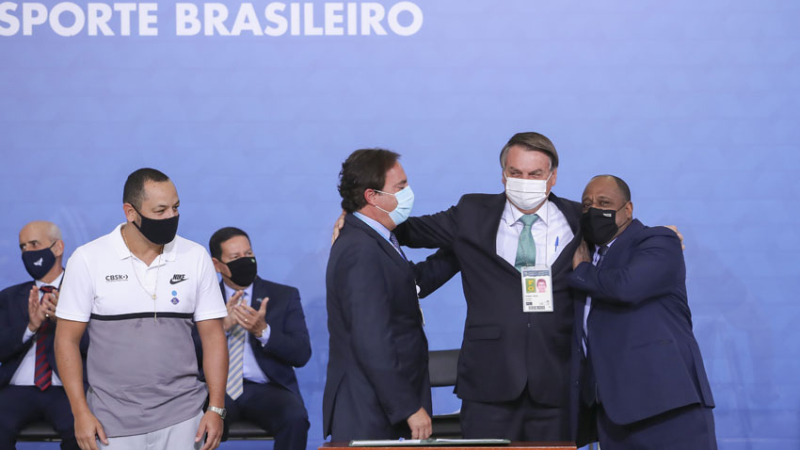 Brasil registra 2.408 muertes y casi 80 mil nuevos casos