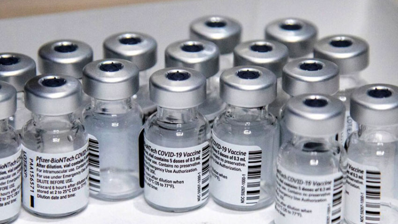 Titular del Covax asegura que quedó en medio de una operación política