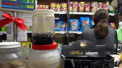 Como no alcanza para comprar un kilo azúcar, se pide fraccionado