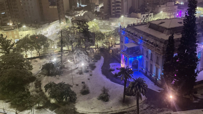 Nevó en Córdoba y cientos de cordobeses madrugaron para ver el espectáculo
