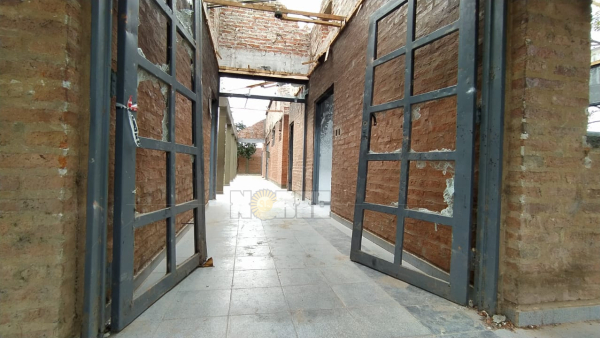 Completamente en ruinas quedó lo que hace una semana era el destacamento policial del barrio Los Silos de General San Martín (Por Marcelo López, enviado especial).