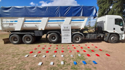 Ocultaba más de 47 kilos de cocaína en el semirremolque de un camión