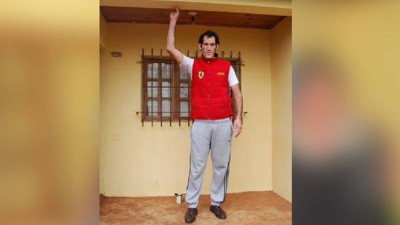 El hombre más alto de Argentina sigue creciendo y necesita inyecciones de 100 mil pesos