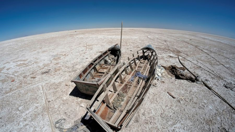 El segundo lago más grande de Bolivia se encuentra sin agua y convertido en un desierto