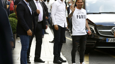 Messi pasó la revisión, visitó brevemente el Parque de los Príncipes y regresó al hotel