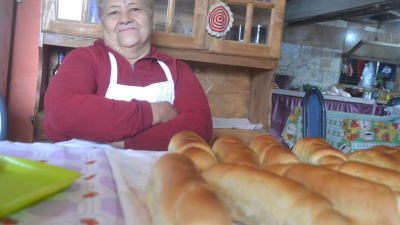 Intercambia pan casero por alimentos para dar de comer a chicos de bajos recursos