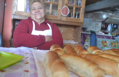 Intercambia pan casero por alimentos para dar de comer a chicos de bajos recursos