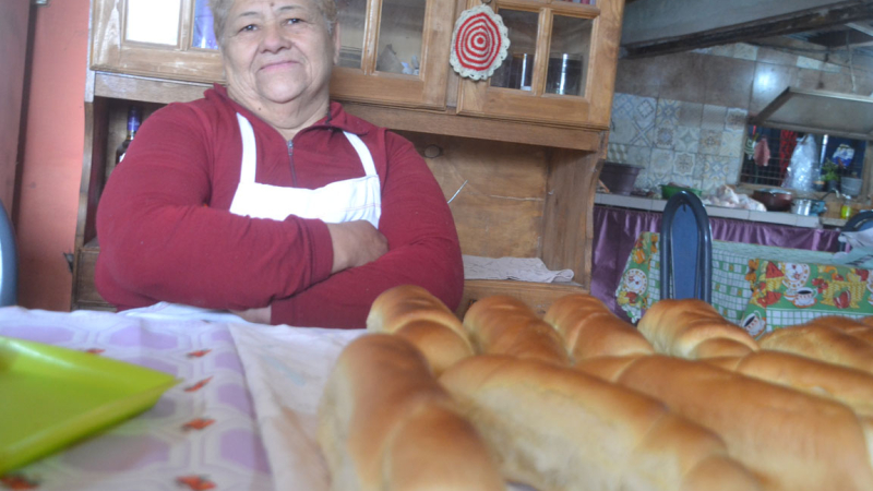 Intercambia pan casero por alimentos para dar de comer a chicos de bajos recursos
