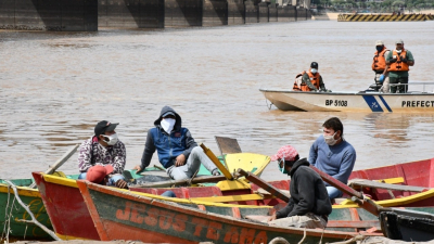 Pescadores con poca venta mientras se esperan niveles más bajos del río