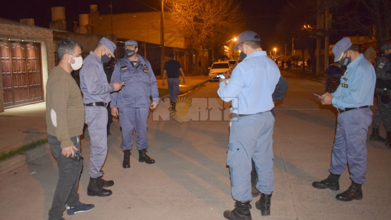 Golpearon a un policía y liberaron a un preso esposado en el interior de un patrullero